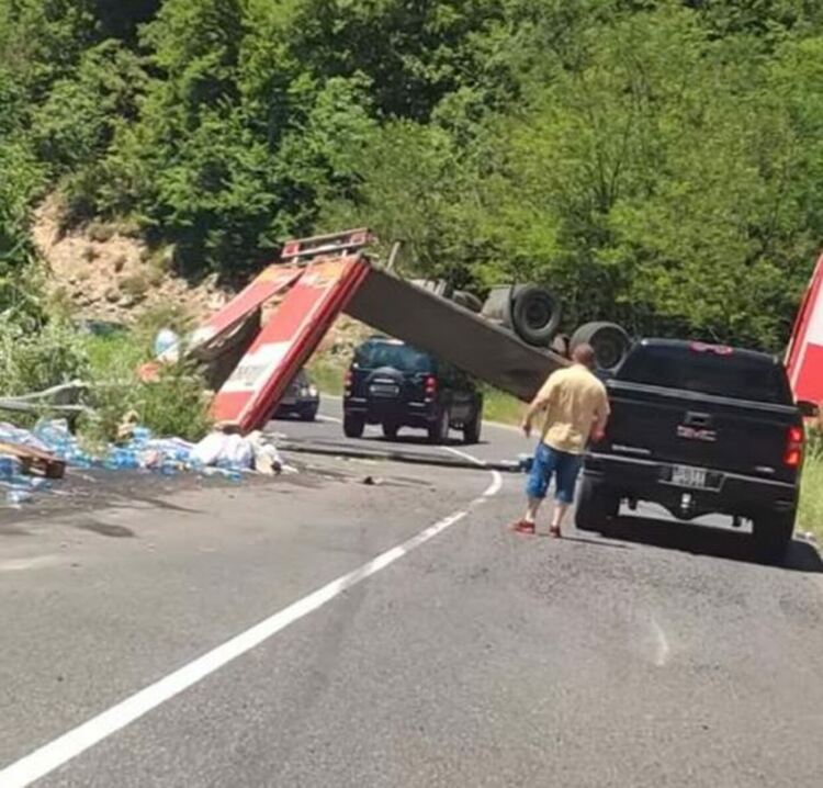 Обърнат тир затвори пътя Девин-Кричим