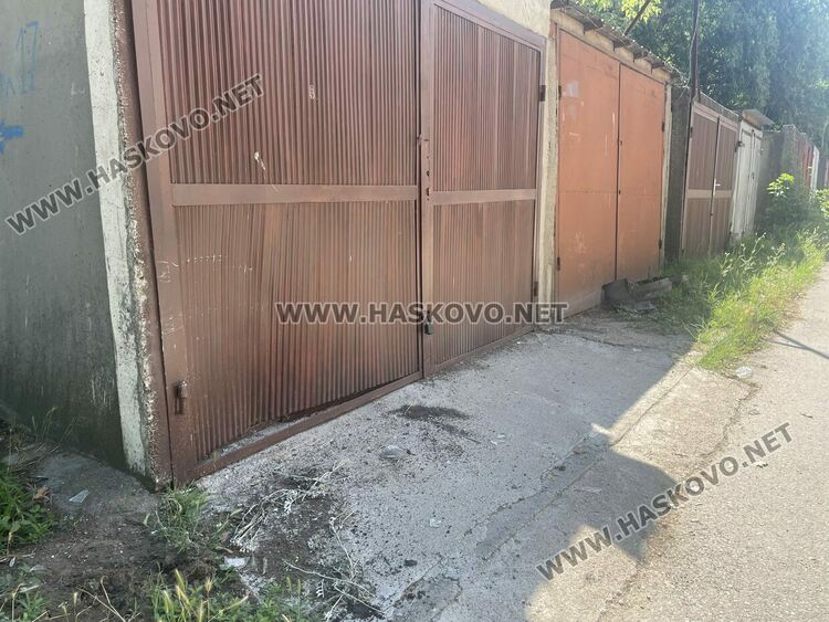 Гаражът, в който се е забил Фолксвагенът