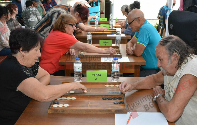 Над 100 участника от третата възраст се включиха в турнир по бридж, шах, табла и други тихи игри 