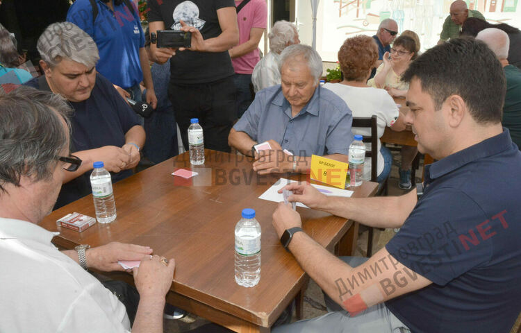 Над 100 участника от третата възраст се включиха в турнир по бридж, шах, табла и други тихи игри 