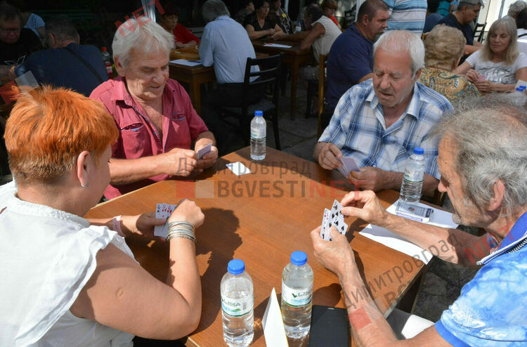 Над 100 участника от третата възраст се включиха в турнир по бридж, шах, табла и други тихи игри 