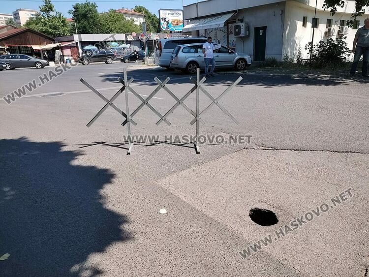 Отвори се дупка до Зеленчуковия пазар и затрудни движението преди обед