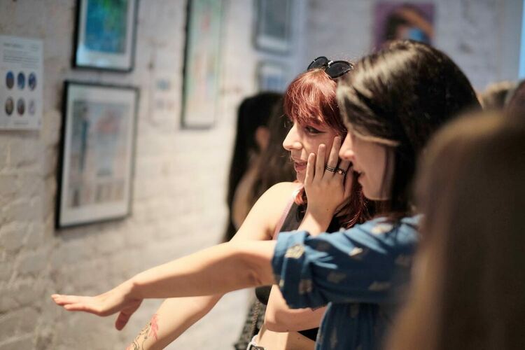 Поли и Стейси от Кърджали със свои картини в изложба в столицата