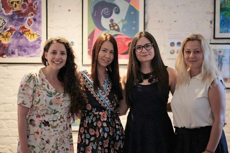 Поли и Стейси от Кърджали със свои картини в изложба в столицата