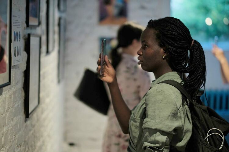 Поли и Стейси от Кърджали със свои картини в изложба в столицата