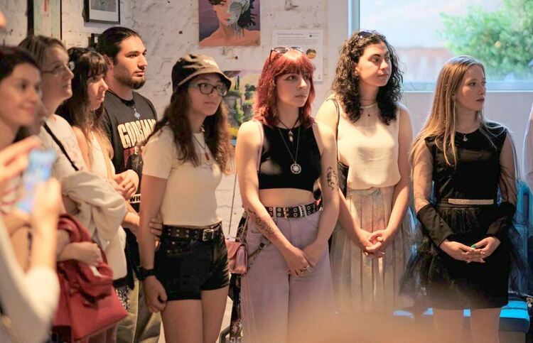 Поли и Стейси от Кърджали със свои картини в изложба в столицата