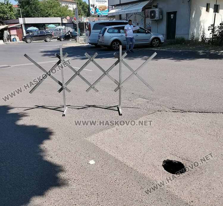 Отвори се дупка до Зеленчуковия пазар и затрудни движението преди обед