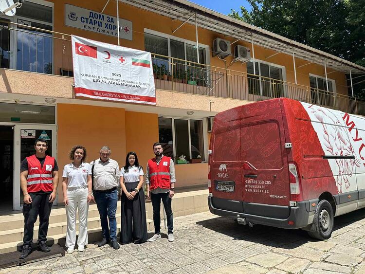 Турският червен полумесец  и "Йешилай България" с дарение за Курбан Байрама