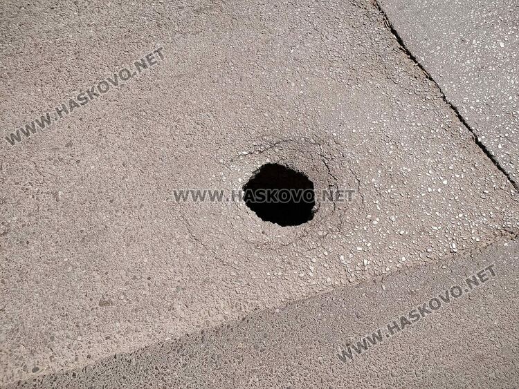 Отвори се дупка до Зеленчуковия пазар и затрудни движението преди обед