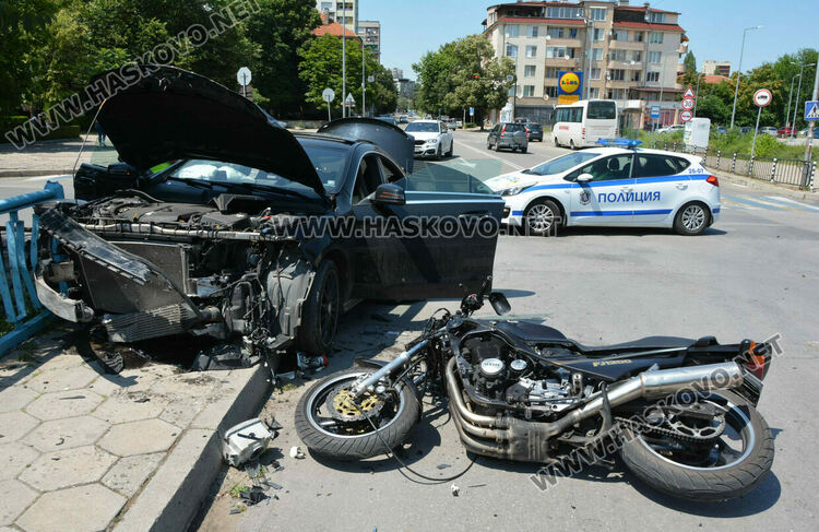 Моторист пострада при катастрофа с лека кола по бул. „България“