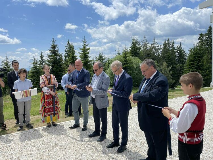 Премиерът Денков преряза лентата на новия телескоп в НАО "Рожен"