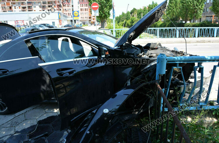 Моторист пострада при катастрофа с лека кола по бул. „България“