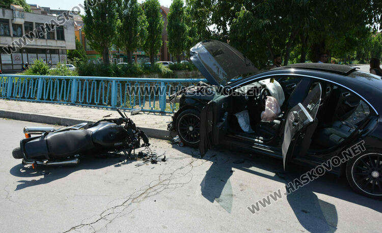 Моторист пострада при катастрофа с лека кола по бул. „България“