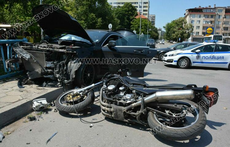 Глобиха водачката на Мерцедеса за блъснатия моторист, който остава в болница