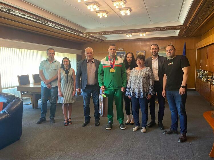 Златното смолянско момче от Спешъл Олимпикс се завърна, управа и учители му благодарят 