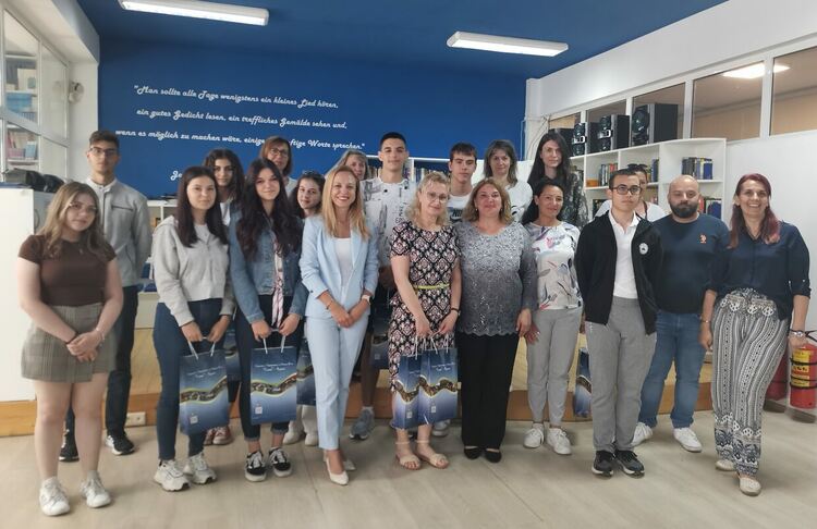 Ученици и учители от Езиковата гимназия „Христо Ботев“  в  Бургас по Националната програма „Иновации в действие“