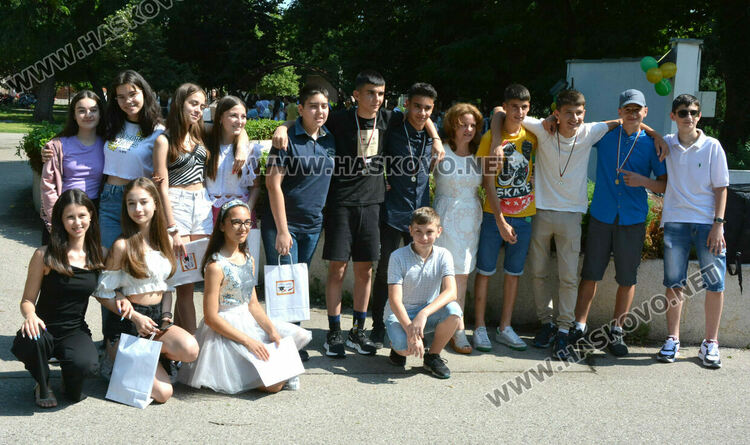 99 седмокласници от „Климент“ се дипломираха, 14 са пълните отличници