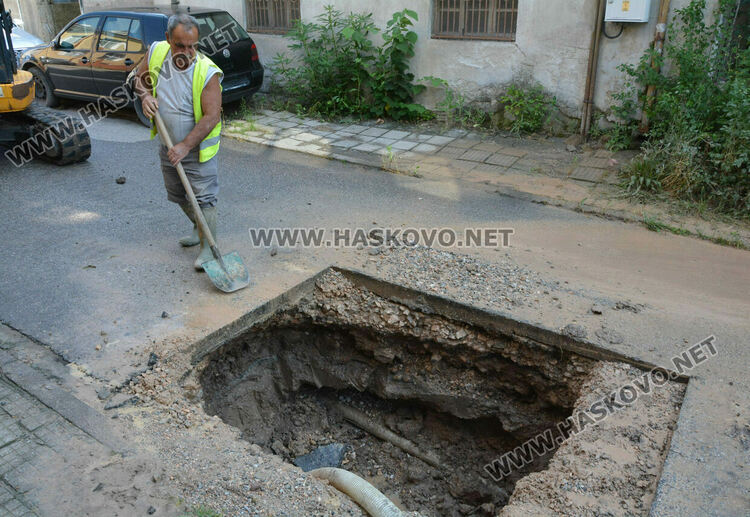 Част от Хасково без вода заради разцепена тръба