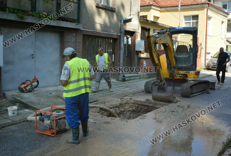 Част от Хасково без вода заради разцепена тръба