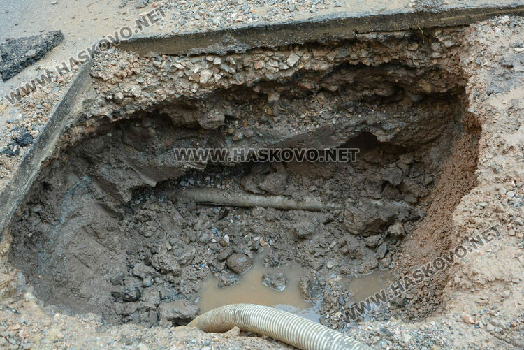 Част от Хасково без вода заради разцепена тръба