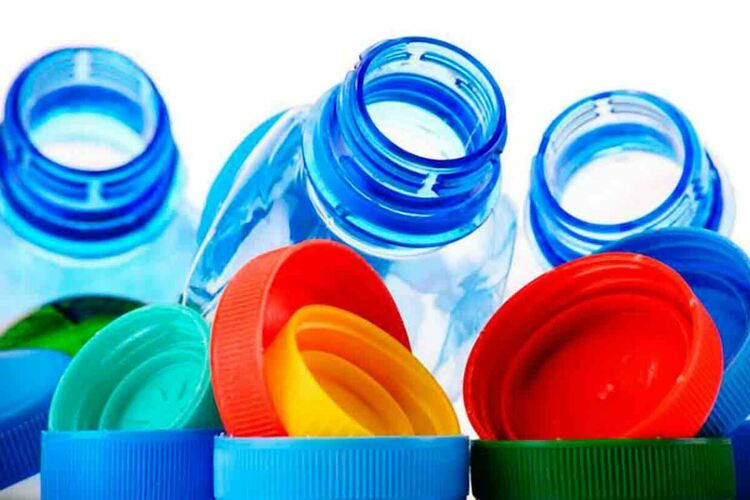 ЕС забранява опасни химикали, използвани в пластмасови бутилки, прибори, кенчета, обувки и облекло