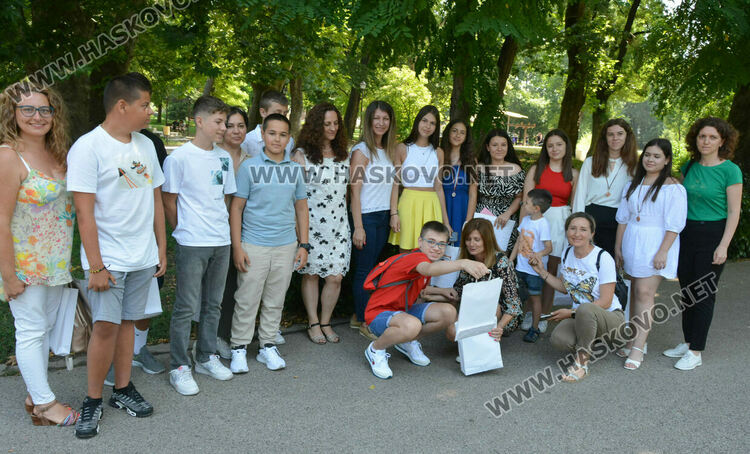 99 седмокласници от „Климент“ се дипломираха, 14 са пълните отличници