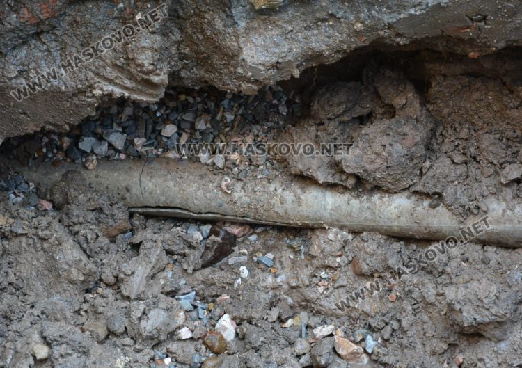 Част от Хасково без вода заради разцепена тръба