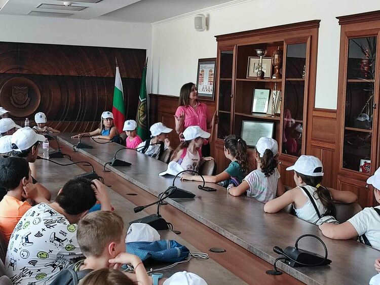 Деца посетиха Общинска администрация, като част от опознавателна игра за Димитровград
