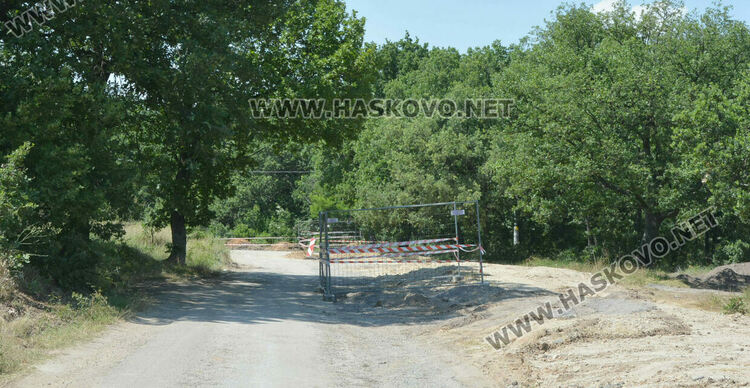 Разкопаха вилна зона „Кенана“ за прокарване на кабел