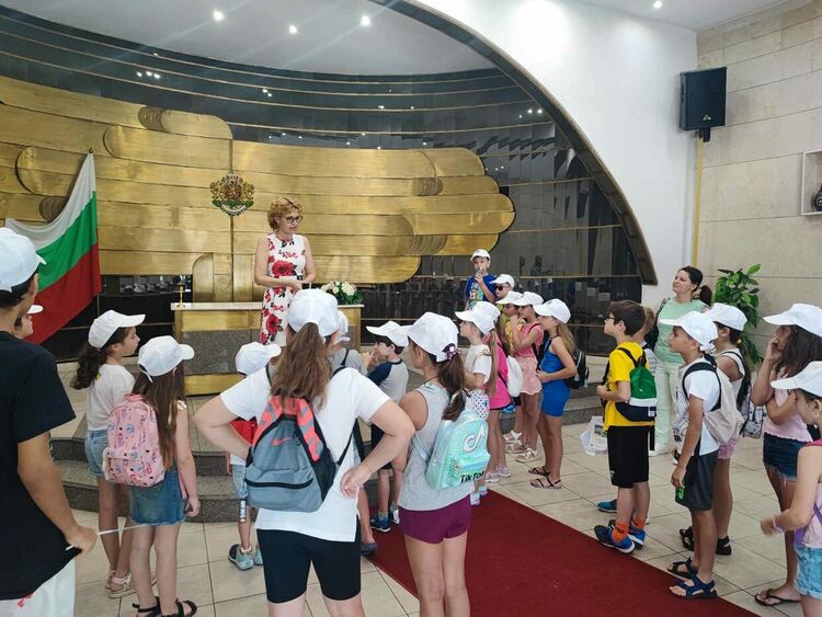 Деца посетиха Общинска администрация, като част от опознавателна игра за Димитровград