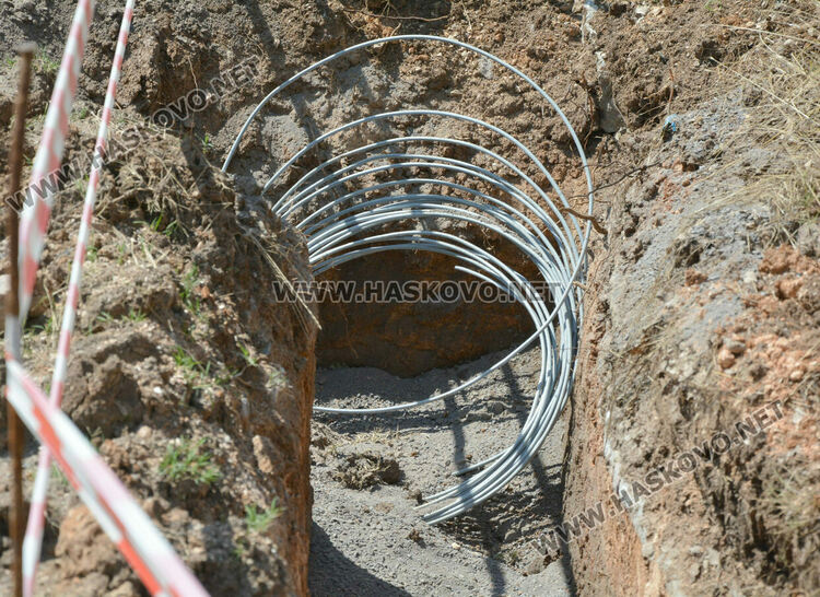 Разкопаха вилна зона „Кенана“ за прокарване на кабел