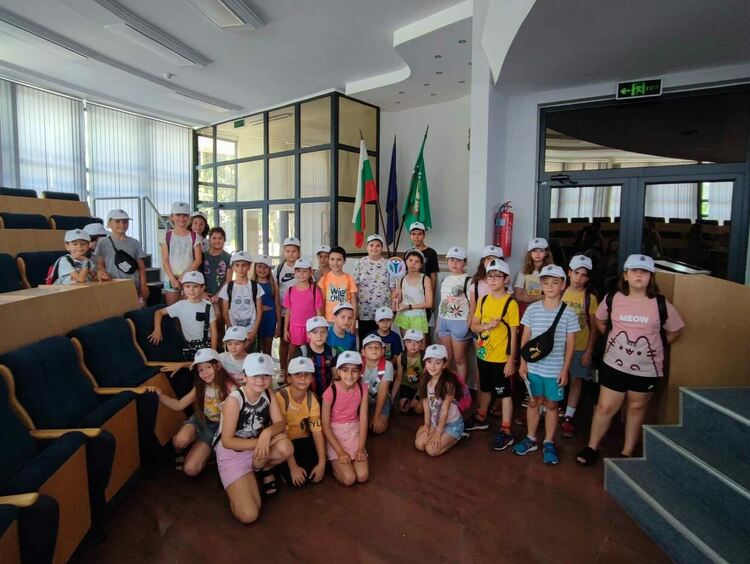 Деца посетиха Общинска администрация, като част от опознавателна игра за Димитровград