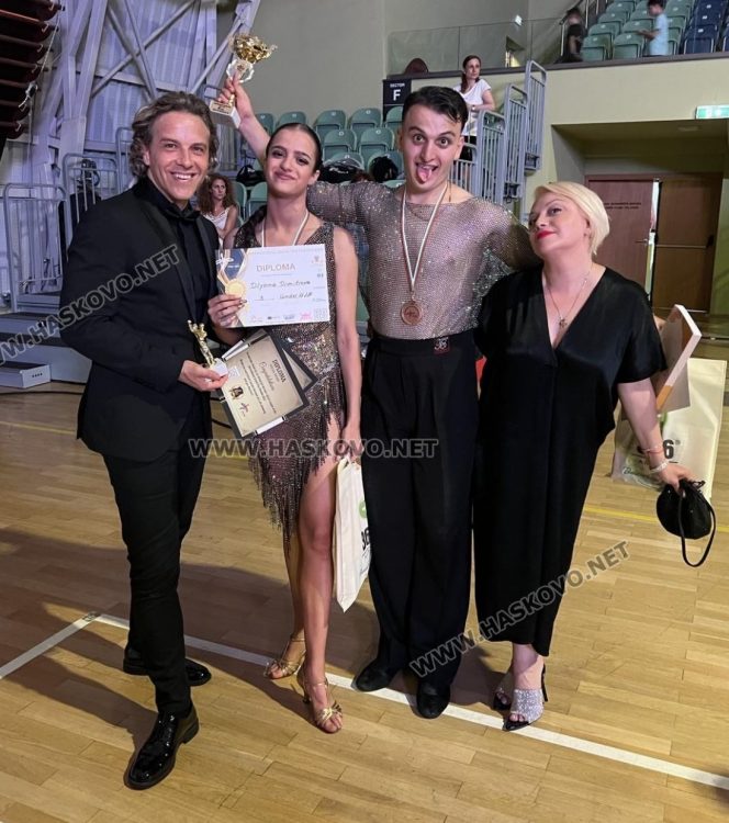 На снимката в средата: Марин Мартинов и Диляна Димитрова 