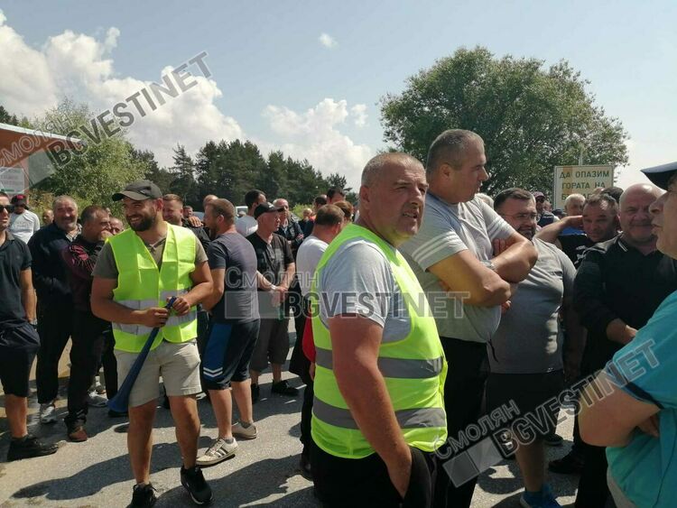 Ефективен протест! Жители на Община Доспат блокираха главен път /ГАЛЕРИЯ/