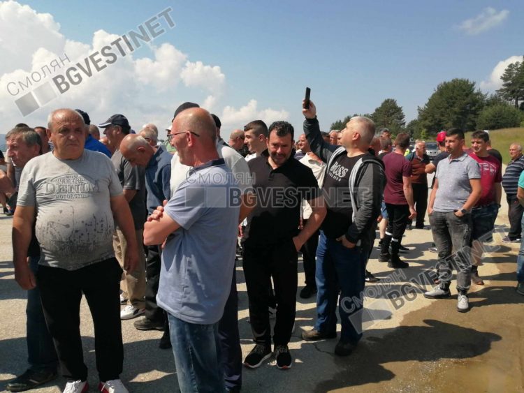 Ефективен протест! Жители на Община Доспат блокираха главен път /ГАЛЕРИЯ/