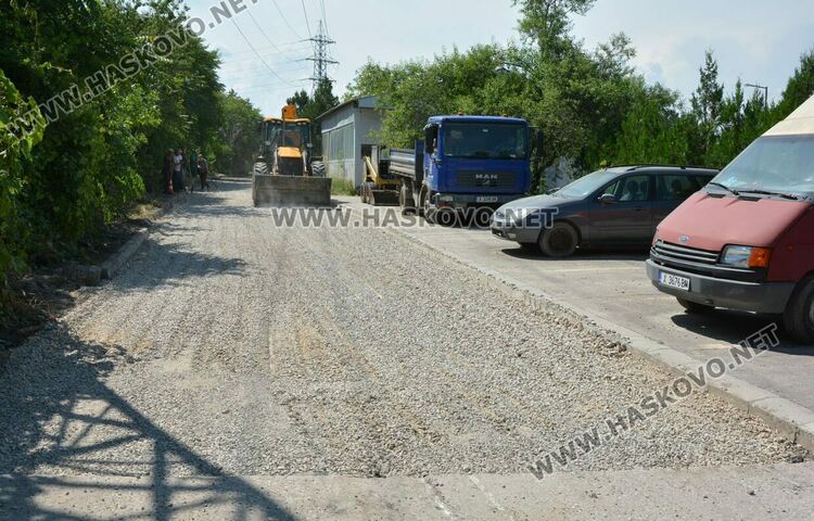 Подготвят за асфалтиране част от разбита улица, водеща към вилна зона „Куба“
