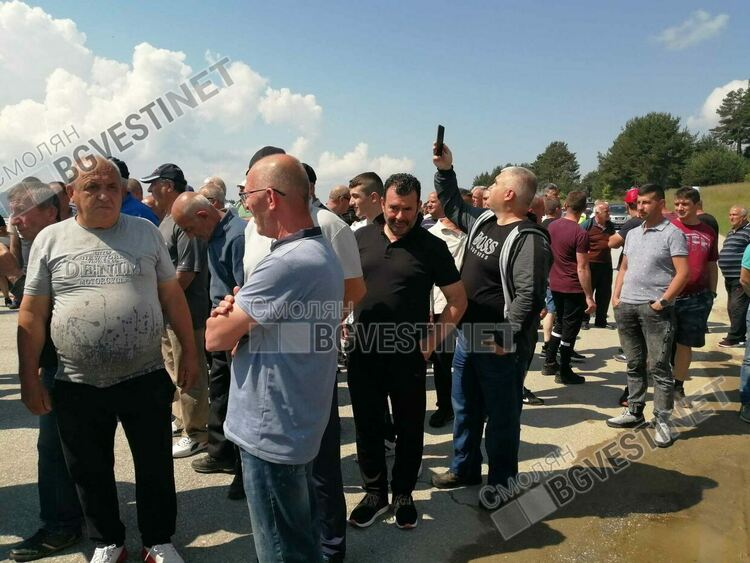 Ефективен протест! Жители на Община Доспат блокираха главен път /ГАЛЕРИЯ/