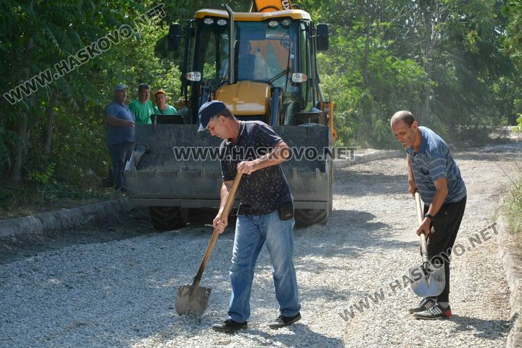 Подготвят за асфалтиране част от разбита улица, водеща към вилна зона „Куба“