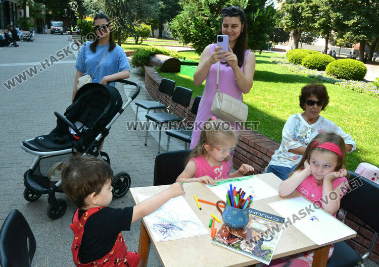 Откриха „Лято в библиотеката“ в Хасково, представиха „Офлайн поредица за деца“