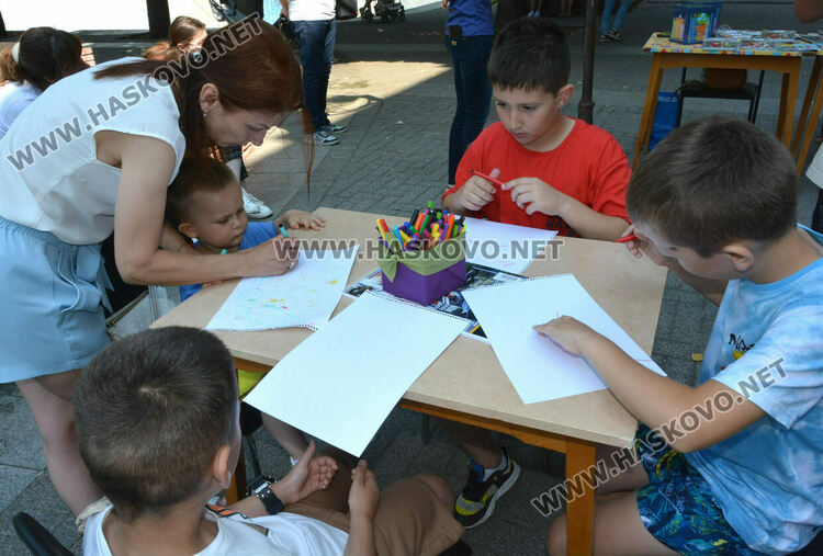 Откриха „Лято в библиотеката“ в Хасково, представиха „Офлайн поредица за деца“