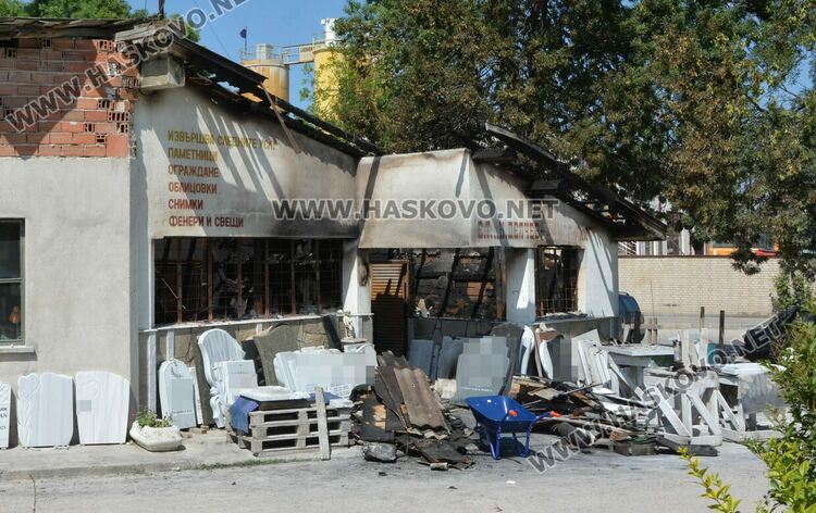Изгоря ателие за надгробни плочи в Хасково