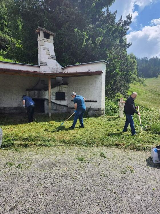 Чиновници в акция! От областната управа почистиха емблематичната чешма край Роженските поляни