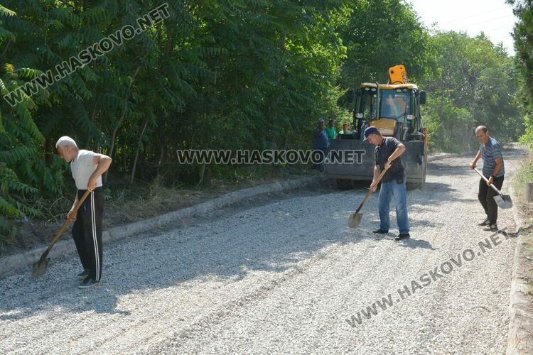 Подготвят за асфалтиране част от разбита улица, водеща към вилна зона „Куба“