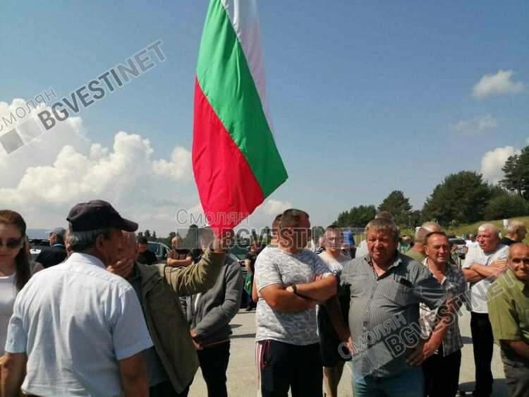 Ефективен протест! Жители на Община Доспат блокираха главен път /ГАЛЕРИЯ/