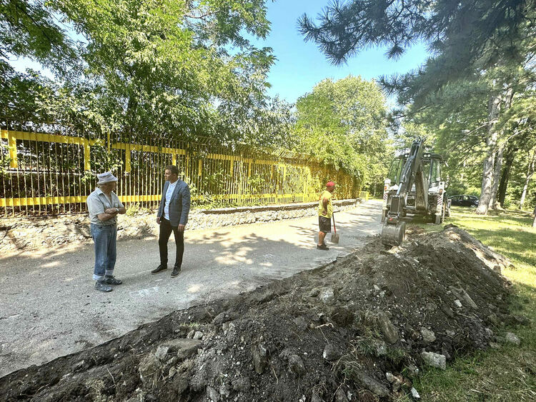 Започна ремонт на алеята около стадион „Хасково“