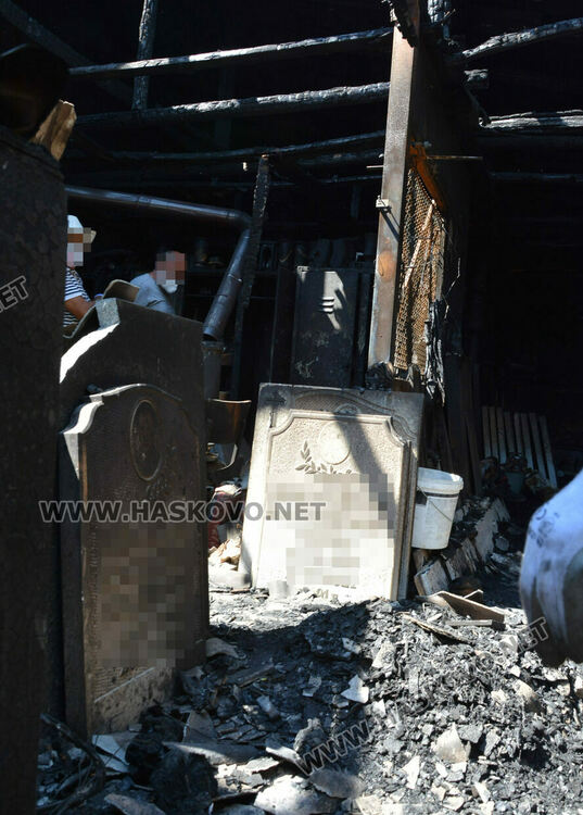 Изгоря ателие за надгробни плочи в Хасково