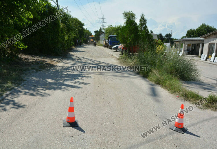 Подготвят за асфалтиране част от разбита улица, водеща към вилна зона „Куба“