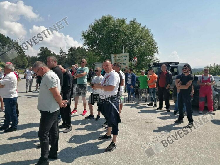 Ефективен протест! Жители на Община Доспат блокираха главен път /ГАЛЕРИЯ/