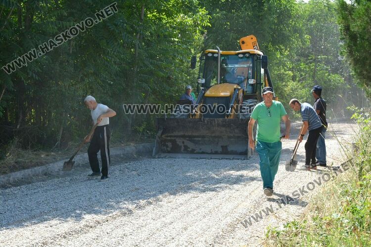 Подготвят за асфалтиране част от разбита улица, водеща към вилна зона „Куба“