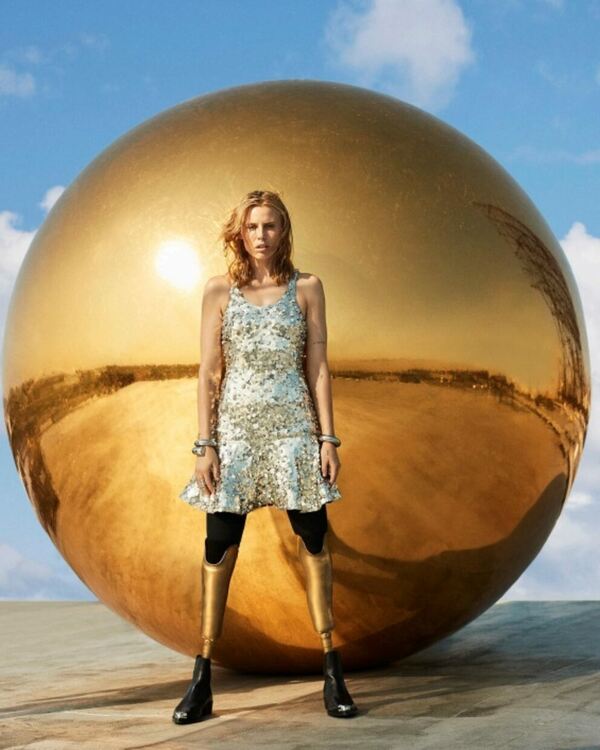 Момичето със златните крака: Лорън Васер на върха на модата след ампутация